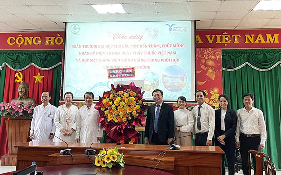 Trường Đại học Thủ Dầu Một thăm, chúc mừng cán bộ nhân viên Bệnh viện Đa khoa tỉnh Bình Dương nhân ngày Thầy thuốc Việt Nam 27/2